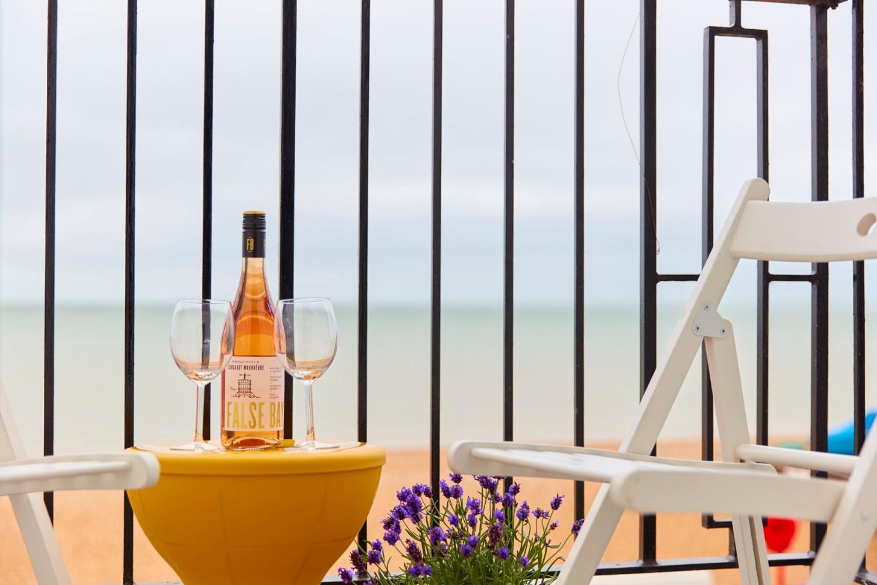Spacious Beach Front Apartment With Stunning Sea Views Deal Exteriér fotografie